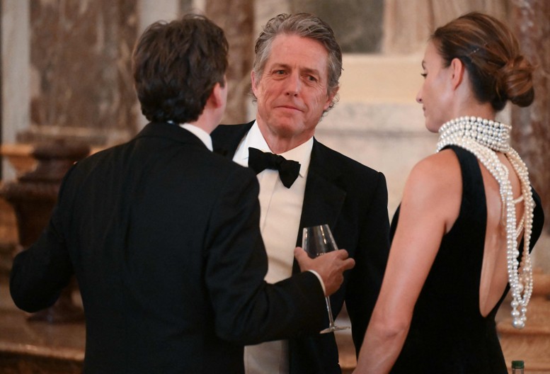 Ator Hugh Grant durante jantar no Palácio de Versalhes — Foto: AFP