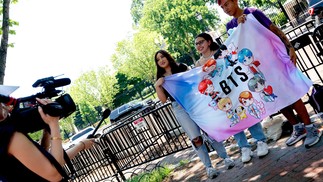 Armys (fãs do BTS) levaram adereços para mostrarem sua admiração pelo grupo diante da Casa Branca, enquanto artistas discursavam sobre inclusão e diversidade no mês da herança ásio-americana nos EUA — Foto: Stefani Reynolds / AFP