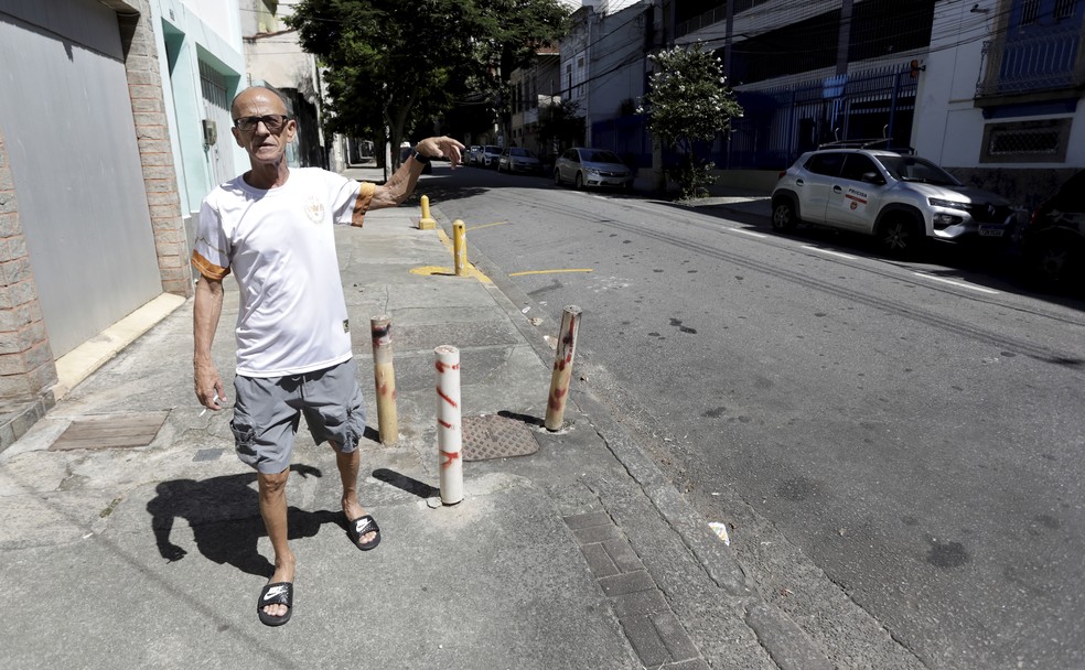 Mestre Ciça anda pelo bairro Estácio, em que nasceu e cresceu — Foto: Marcelo Theobald /Agência O Globo