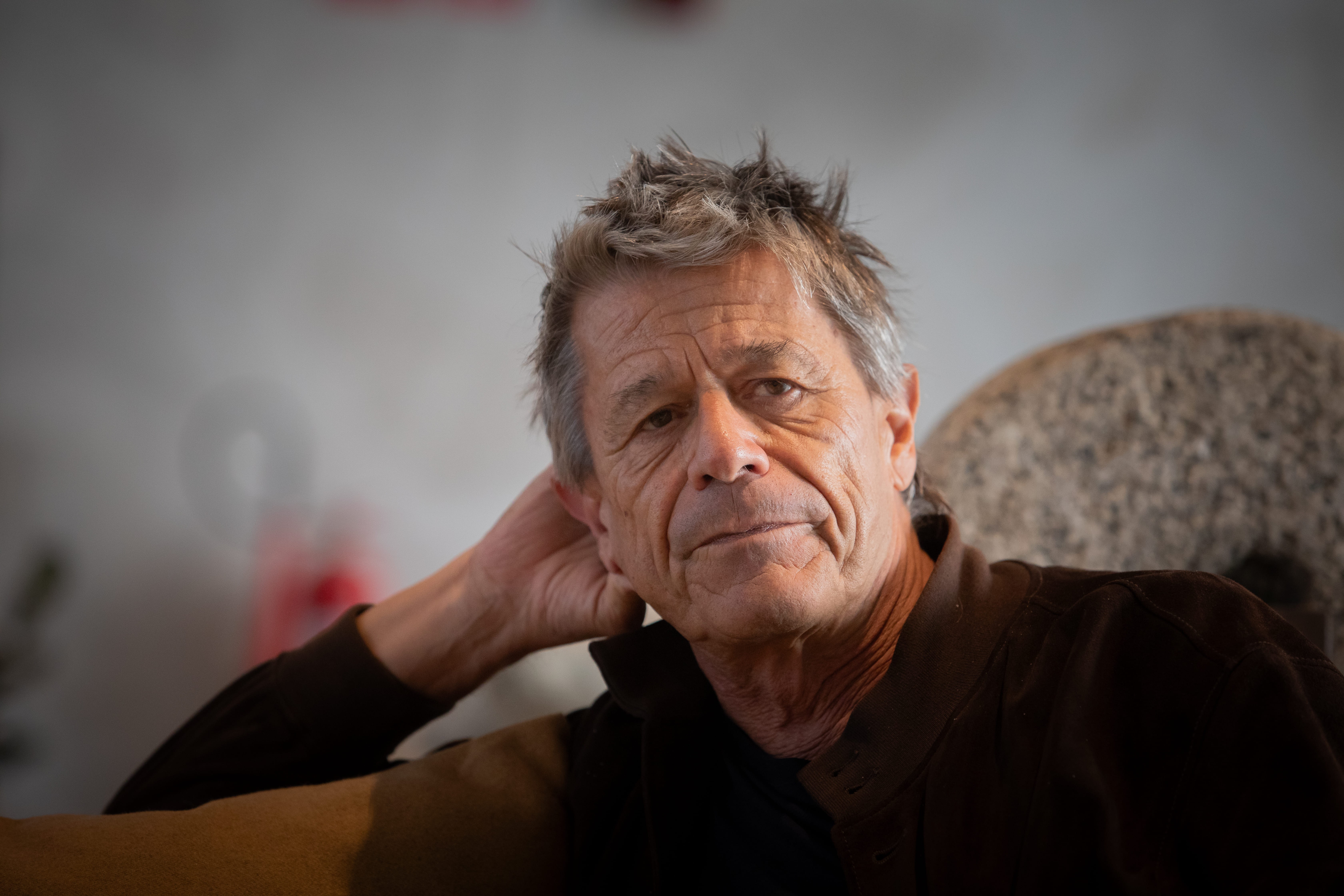 Emmanuel Carrère lança livro sobre a mãe e explica por que não escreve sobre os filhos: 'Tenho o dever de ser infiel a mim mesmo'