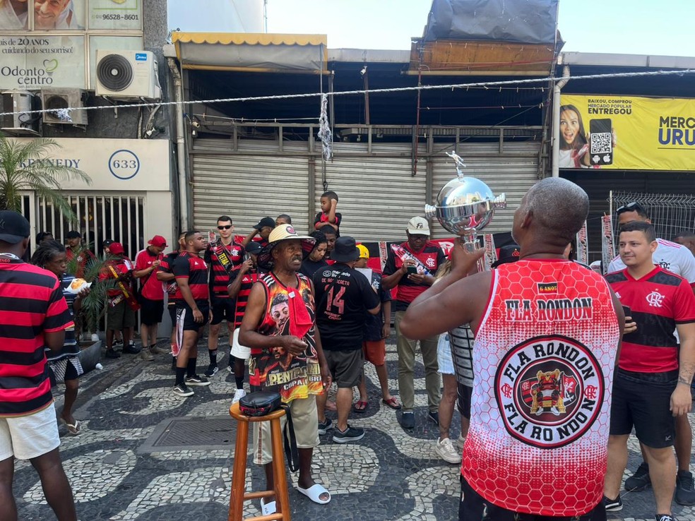 A replica of the Copa Libertadores that fans rent to take photos in the center - Photography: Sofia Lirio