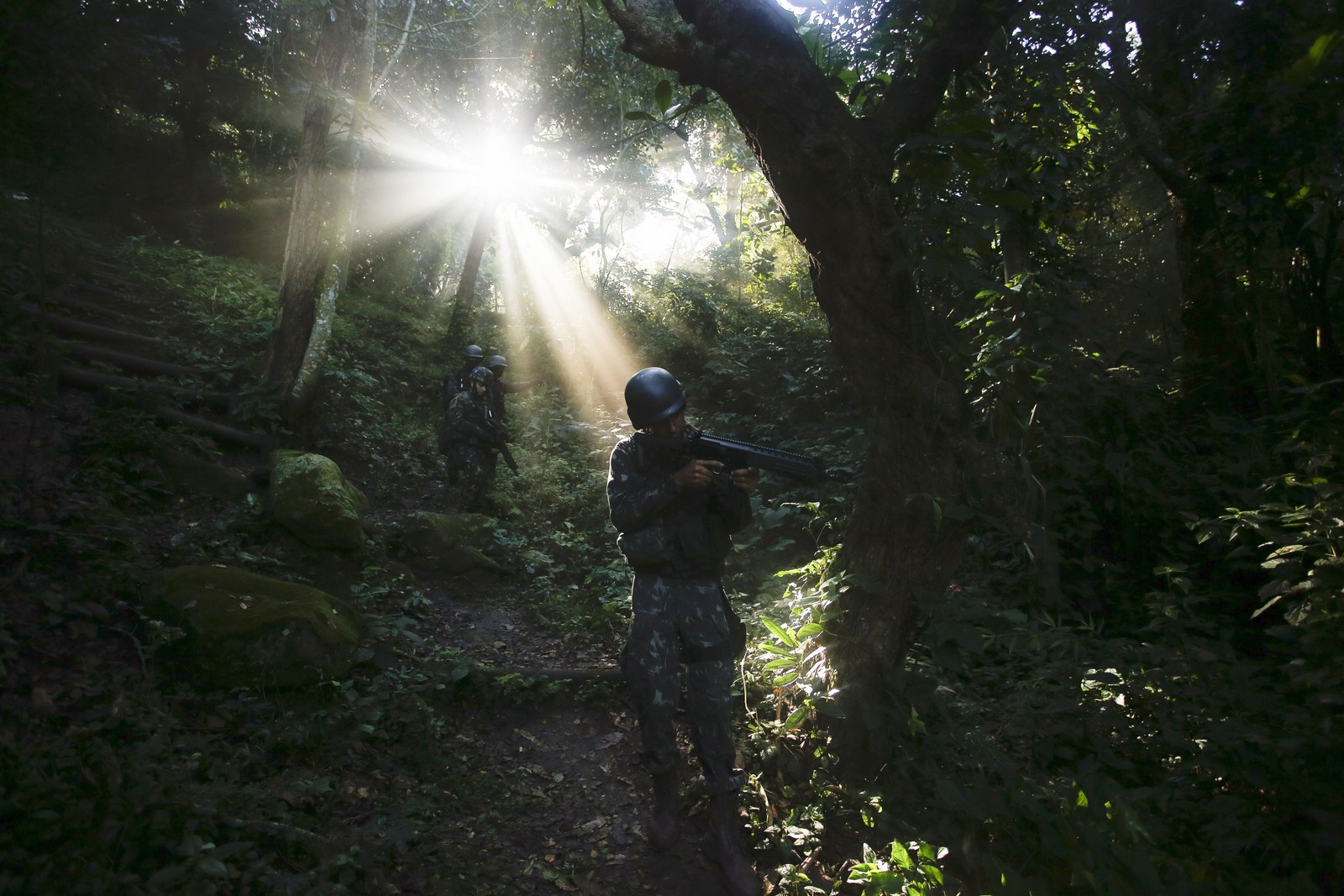 Militares fazem operação nos morros da Babilônia e do Chapéu Mangueira — Foto: Pablo Jacob / Agência O Globo