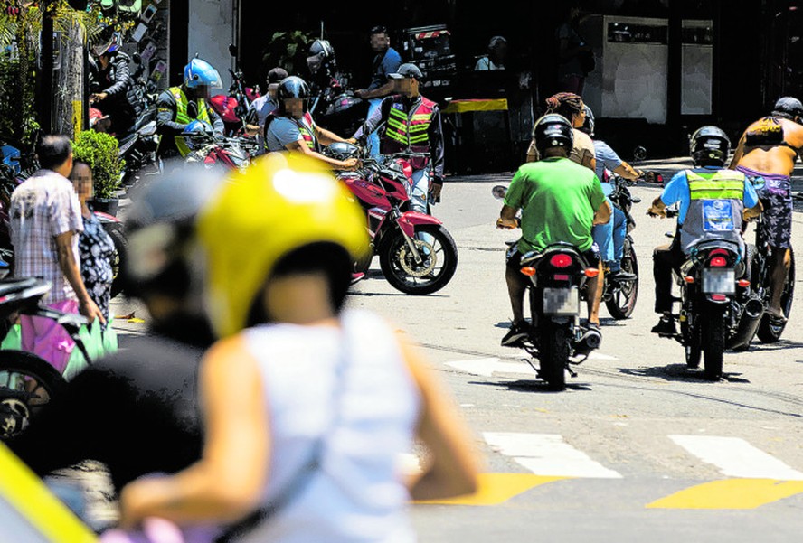 Mototaxistas na Estrada da G&aacute;vea, em S&atilde;o Conrado, Zona Sul do Rio