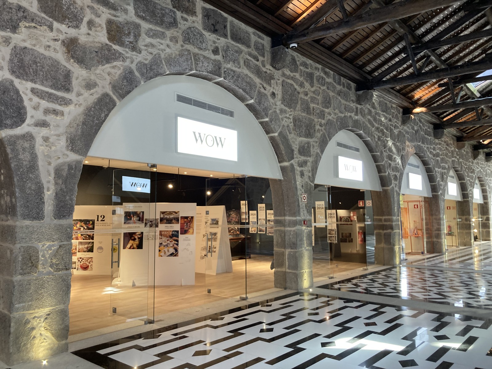 O interior do World of Wine, complexo cultural que reúne sete museus, além de restaurantes e lojas, em Vila Nova de Gaia, na região do Porto, em Portugal — Foto: Anna Luiza Santiago / O Globo