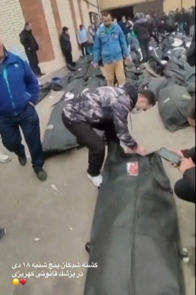 Imagens divulgadas nas redes sociais mostram dezenas de corpos no pátio de um centro forense em Kahrizak, na região de Teerã. — Foto: UGC / AFP