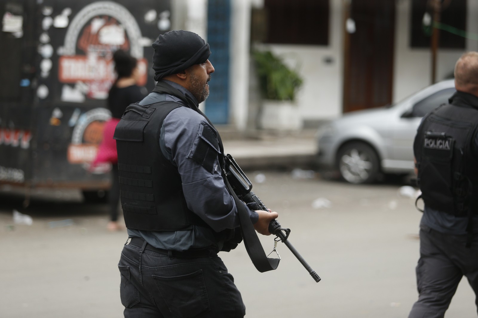 A movimentação policial no Complexo da Maré — Foto: Fabiano Rocha/Agência O Globo