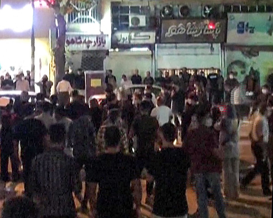 Manifestantes nas ruas de Sanandaj, no Curdistão iraniano