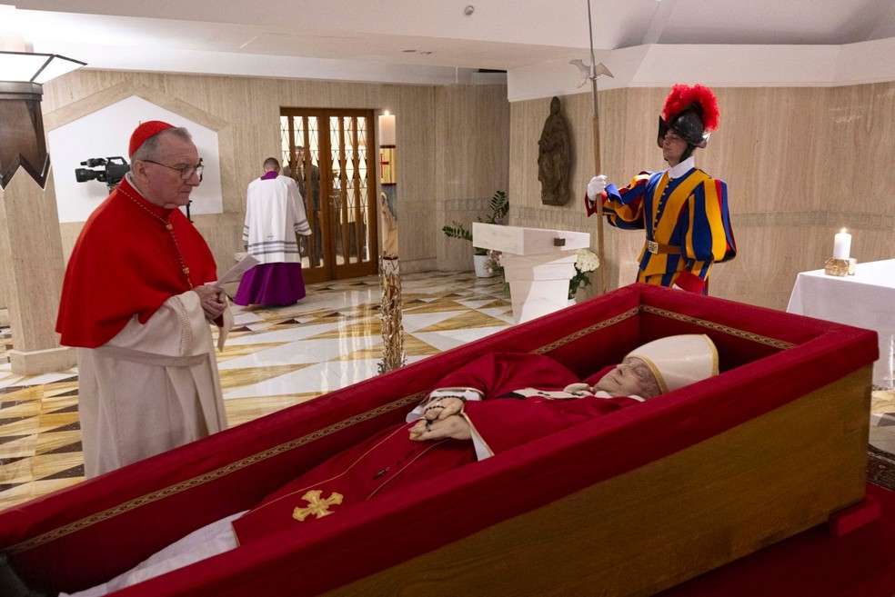 Vaticano divulga primeiras imagens do corpo de Papa Francisco no caixão — Foto: AFP