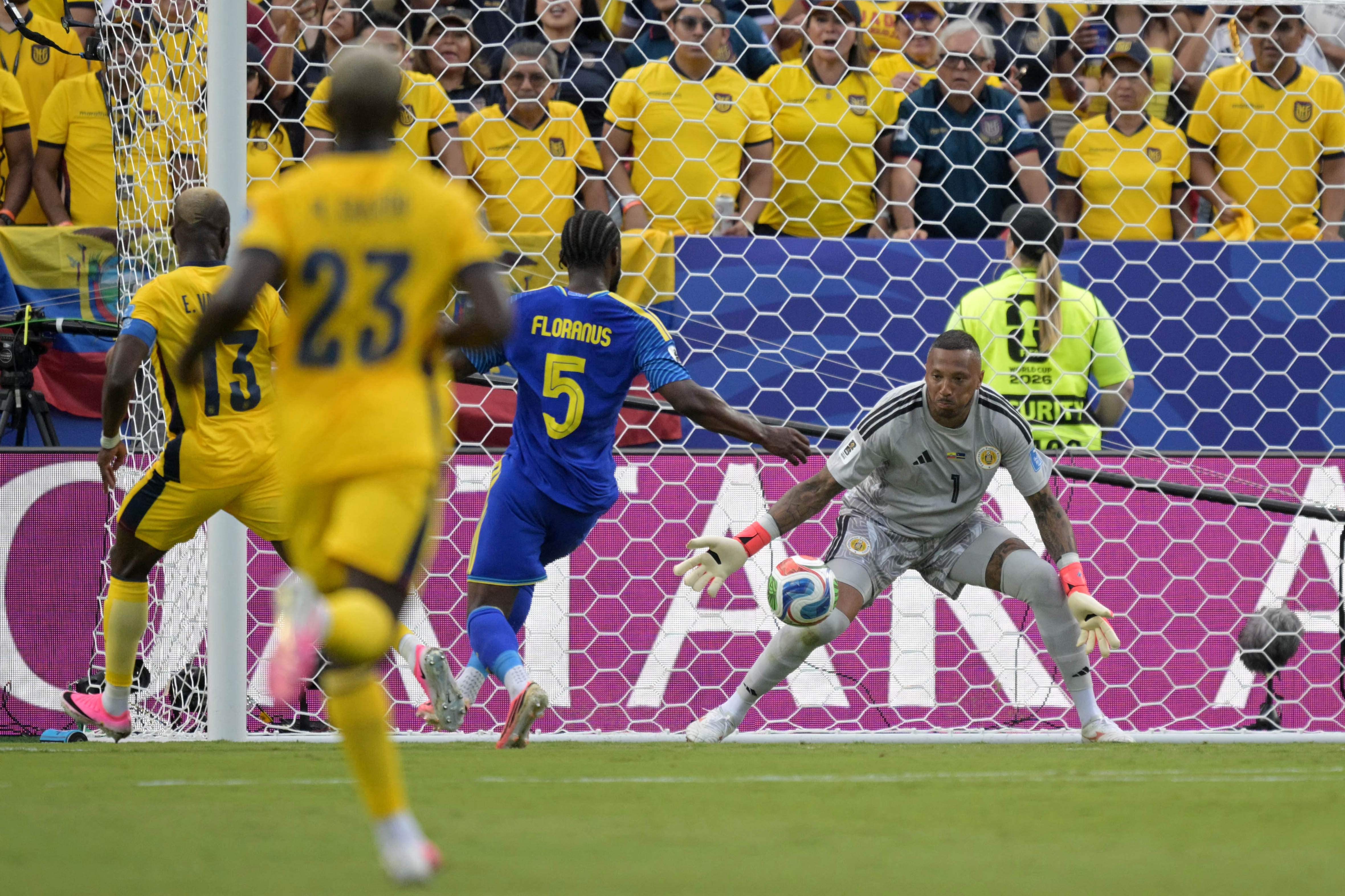 Após levar sete da Alemanha, goleiro de Curaçao bate recorde de defesas em empate sem gols com o Equador