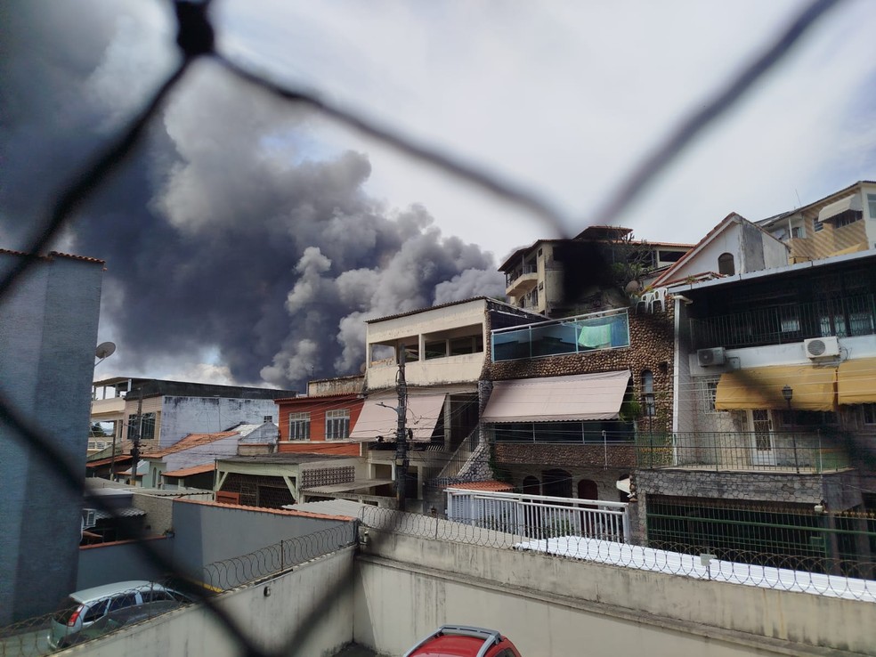 Vista da janela de Lucia Oliveira, moradora do bairro da Ribeira, onde acontece o incêndio na Ilha do Governador — Foto: Reprodução