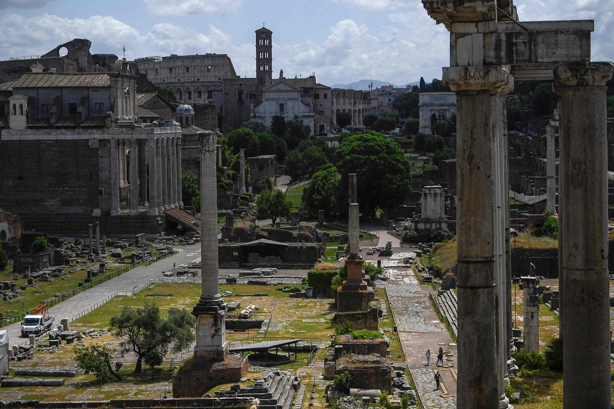 Perto do anfiteatro, o Fórum Romano é outra importante atração histórica da capital italiana que está reaberta à visitaçãoAFP
