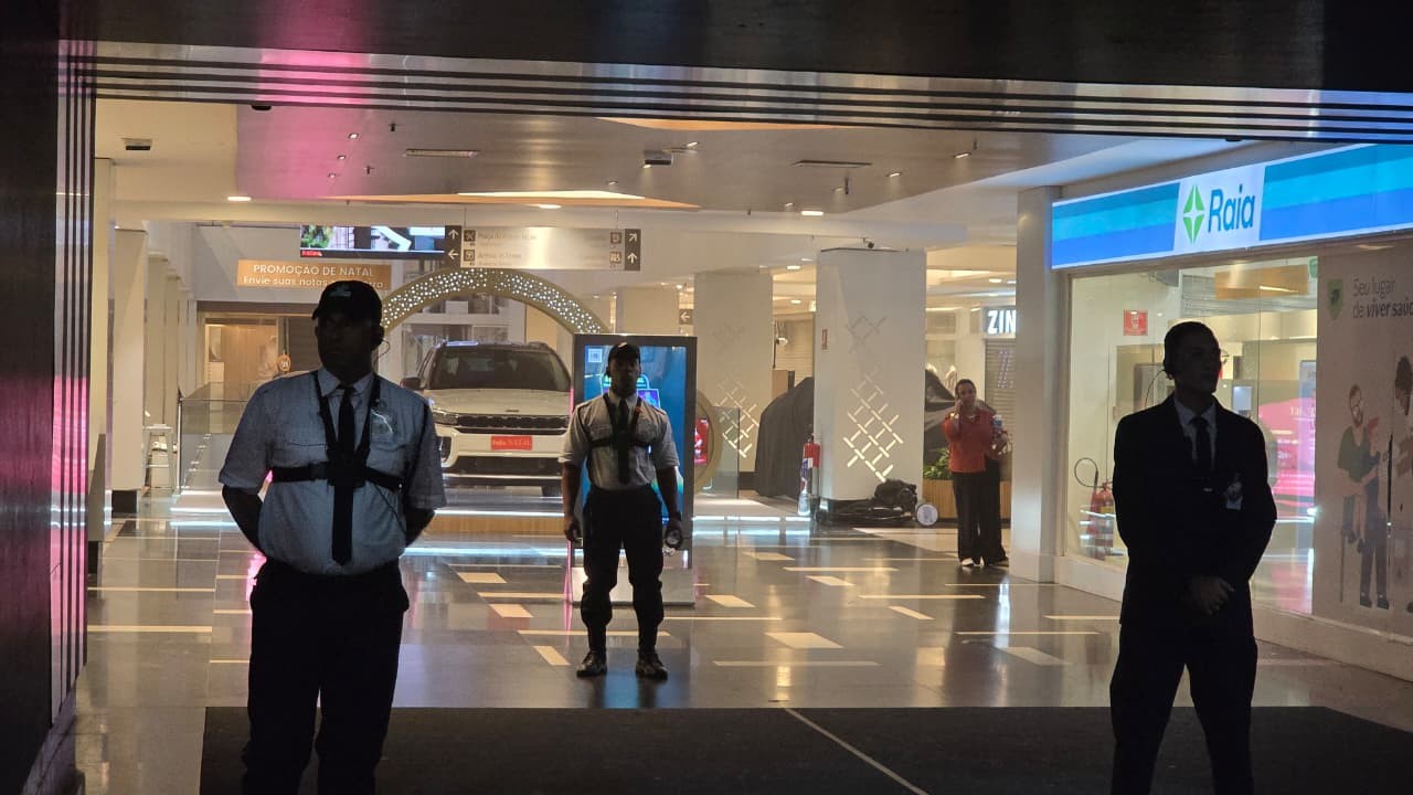 Agentes reforçam a segurança do edifício após incêndio — Foto: Felipe Grinberg