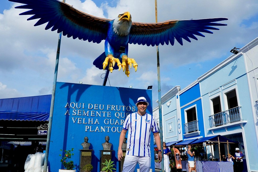 O presidente da Portela, Junior Escafura, na parada final da rota — Foto: Divulgação