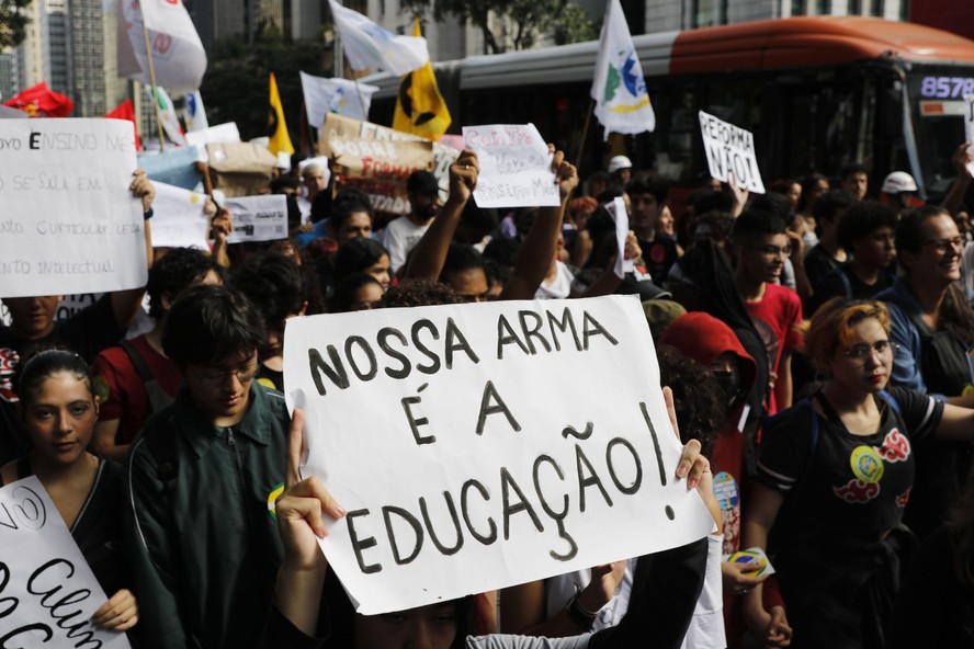 Grupo de estudantes protesta em São Paulo contra a reforma no ensino médio