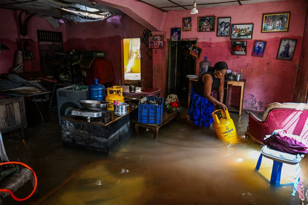 Casa atingida por enchentes em Wellampitiya, no Sri Lanka — Foto: ISHARA S. KODIKARA / AFP