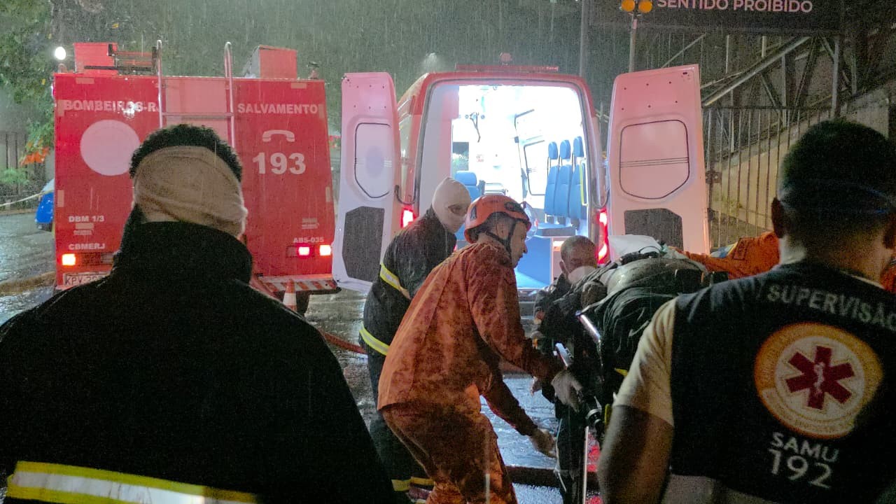 Equipes de emergência atuam no resgate durante incêndio no Shopping Tijuca — Foto: Felipe Grinberg