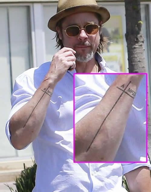 Brad Pitt tem as inicias da família tatuadas no braço — Foto: Reprodução