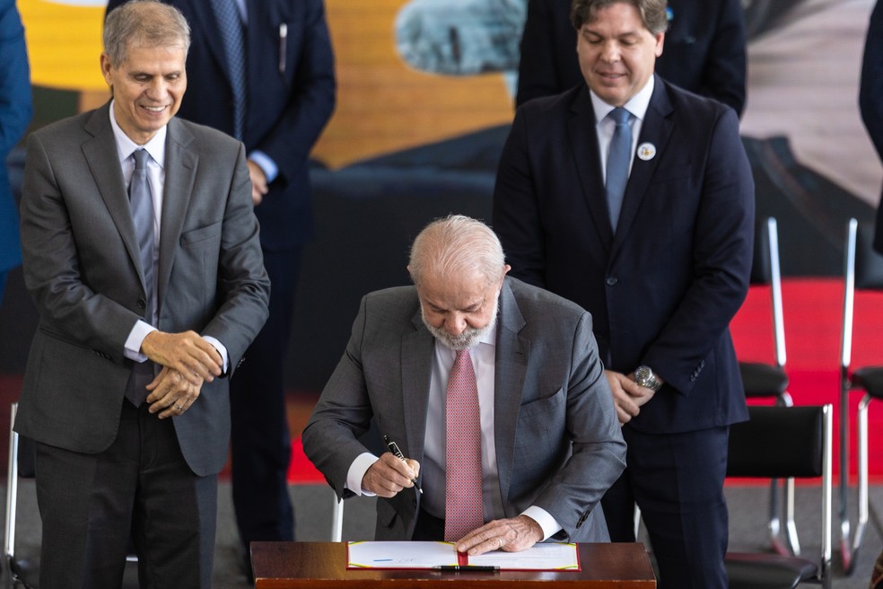 Lula assina o decreto da TV 3.0, observado por ministros — Foto: Brenno Carvalho