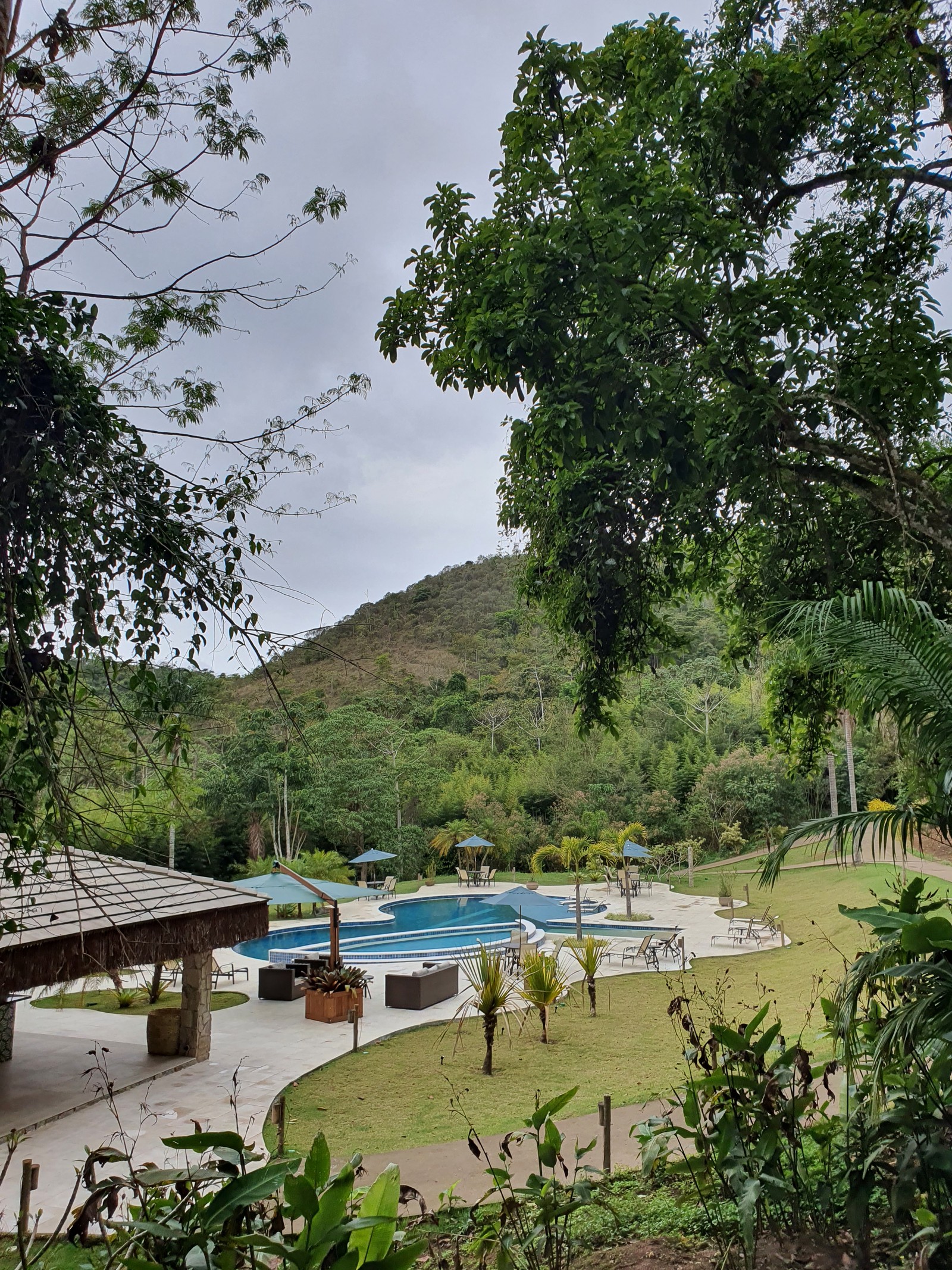 A piscina do Embaúba Boutique Hotel, instalado numa área de 480 mil metros quadrados em meio à Mata Atlântica, em Teresópolis — Foto: Marcelo Balbio / O Globo