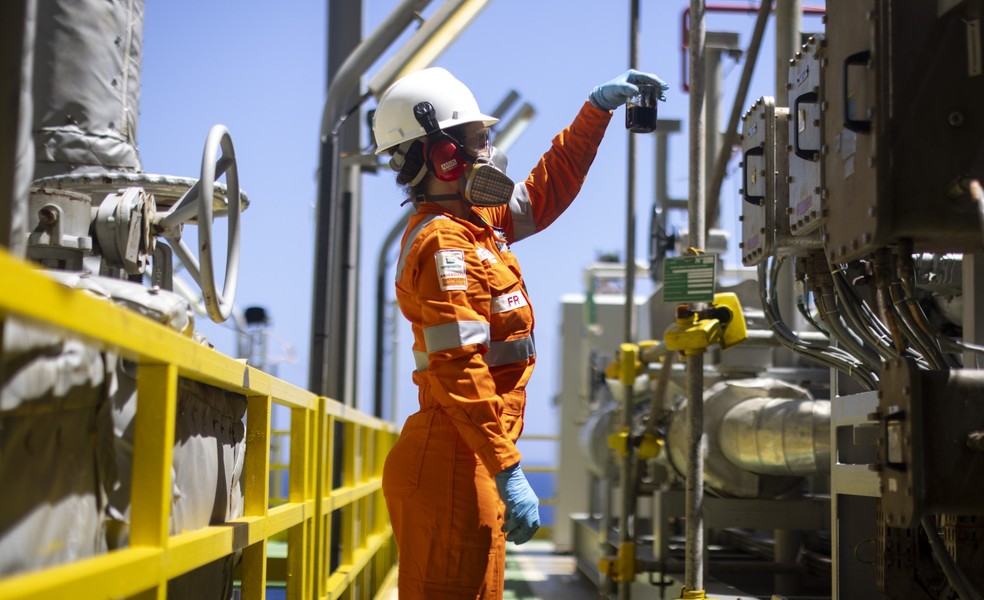 Funcionária da Petrobras com amostra de petróleo na plataforma P-71: petróleo segue isento de tarifas nos EUA — Foto: Márcia Foletto