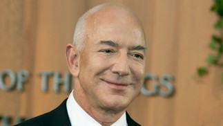 Jeff Bezos, fundador da Amazon, tem uma fortuna de US$ 167,4 bilhões, um aumento de 24%
