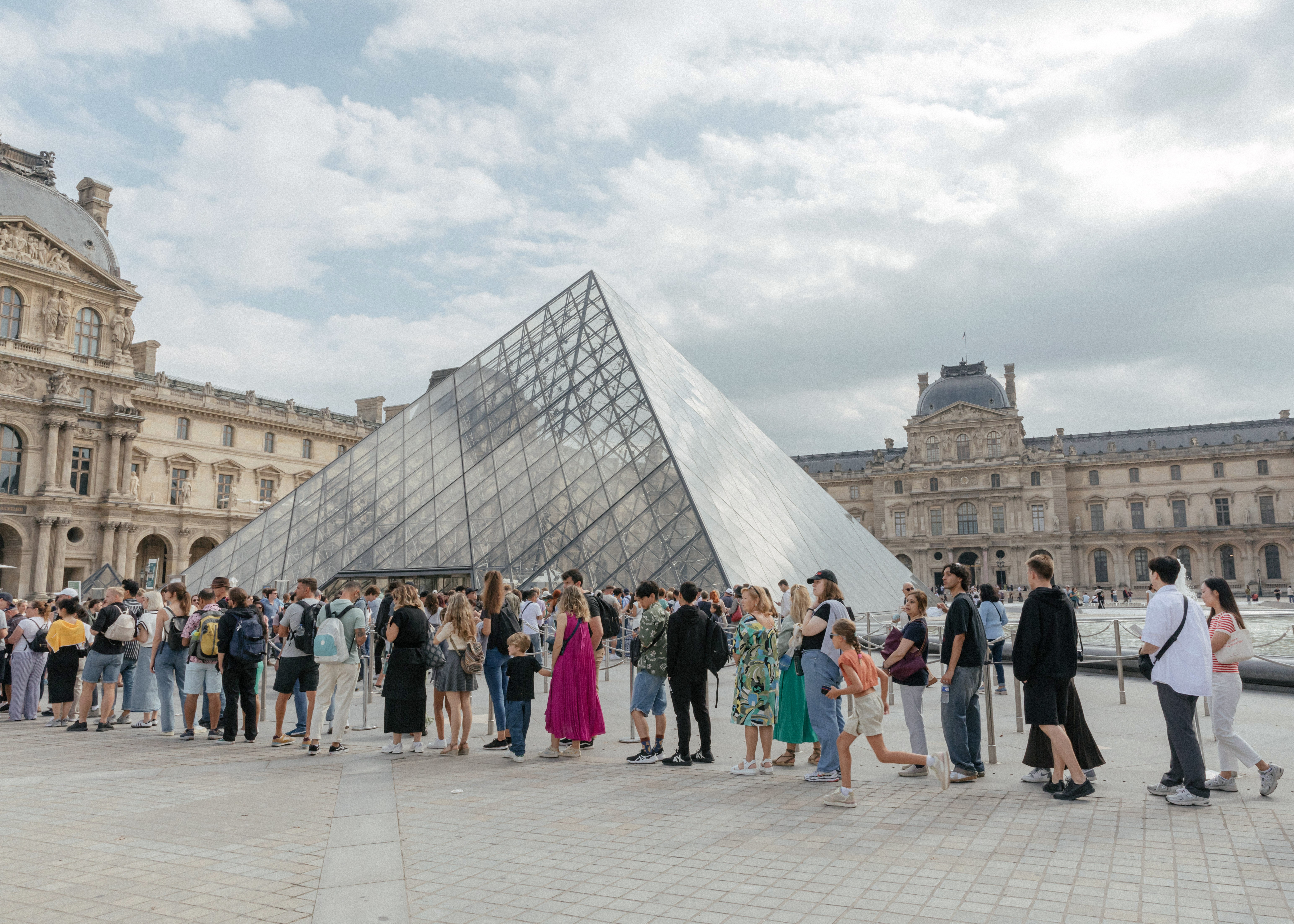 Presidente do Museu do Louvre pede renúncia; Macron aceita