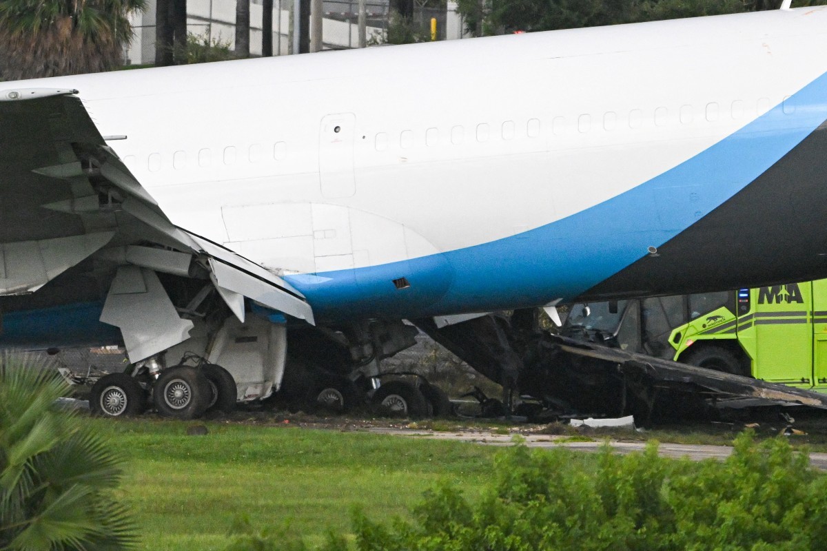 Novo vídeo mostra momento em que avião da Amazon sai da pista e pega fogo em Miami; cinco morreram