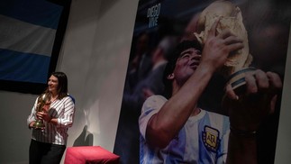 Considerado um dos maiores jogadores de futebol da história e campeão mundial com a Argentina em 1986, Diego Armando Maradona faleceu aos 60 anos — Foto: Josep Lago/AFP