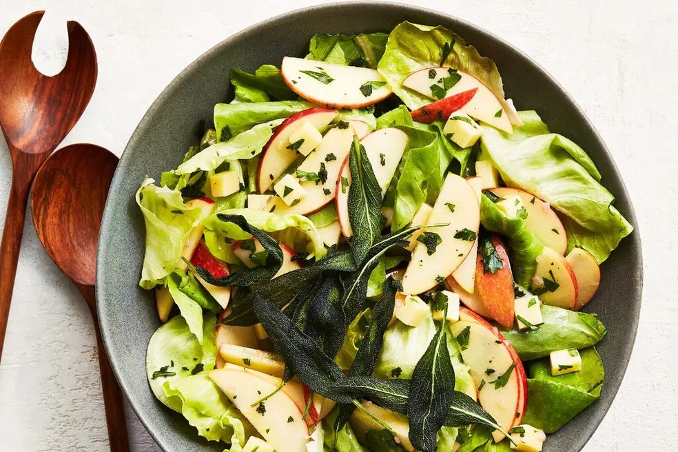 Opção de prato com salada e maçã — Foto: NYT/Armando Rafael