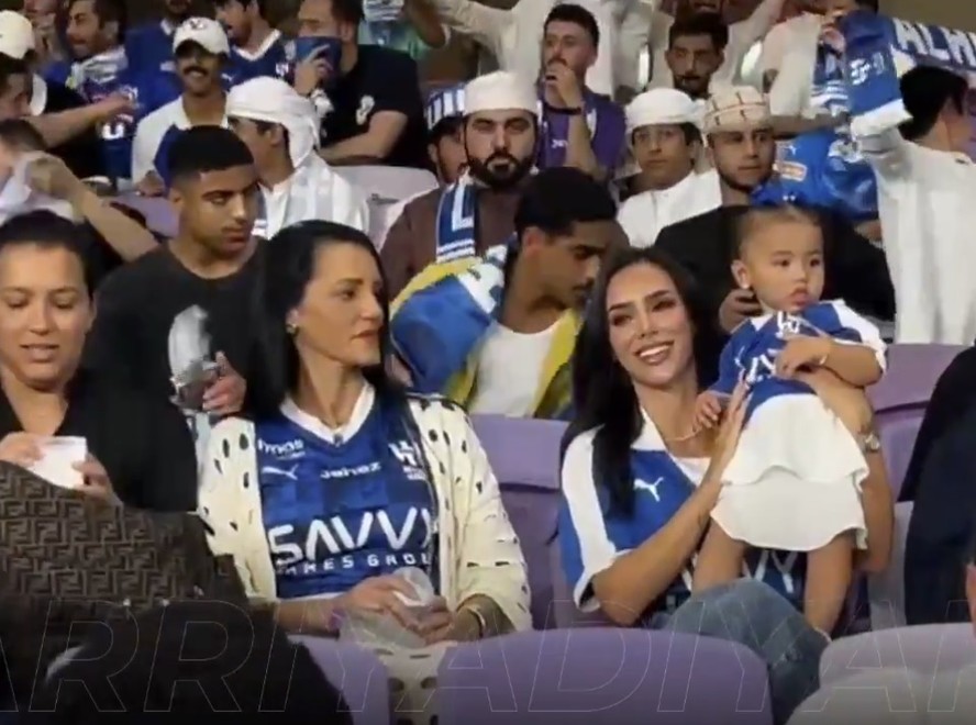 Bruna Biancardi e a filha Mavie na arquibancada para assistir à volta de Neymar aos gramados