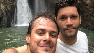 Armando Babaioff (à direita) com o namorado Victor Novaes — Foto: Reprodução/Instagram