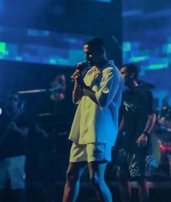 Pizane sonha em seguir carreira na música e subiu ao palco para cantar num camarote durante o carnaval de Salvador