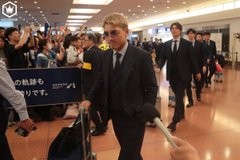 Eliminados da Copa pelo Brasil, jogadores do Japão são recebidos por torcedores em aeroportos; vídeo