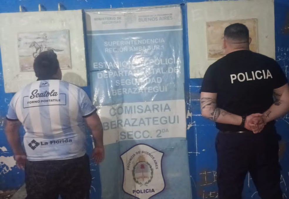 O agressor, identificado como Gastón Omar Álvarez (à esquerda), de 40 anos, foi detido ainda no centro esportivo — Foto: Reprodução