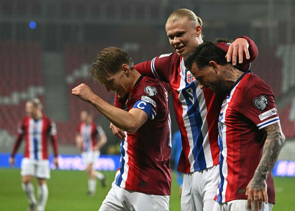 Noruega abriu Eliminatórias com duas goleadas — Foto: Attila KISBENEDEK / AFP