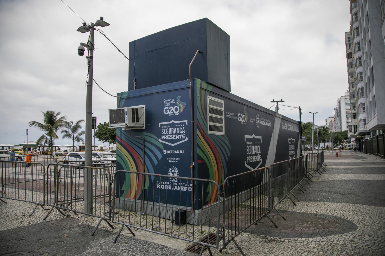Base do programa Segurança Presente na Av. Atlântica, na orla de Copacabana: policiamento reduziu índices de roubo — Foto: Guito Moreto / Agência O Globo