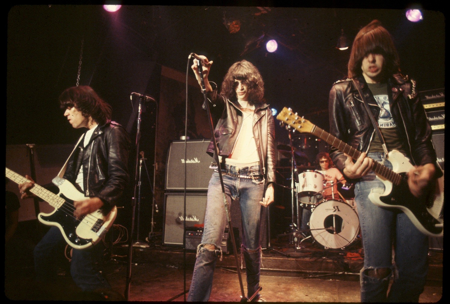 Nos 50 anos de álbum de estreia, Ramones ganham homenagens de fãs célebres, como Billie Joe Armstrong, do Green Day, e tributo de João Gordo no Rock in Rio - QTU Questões do Universo