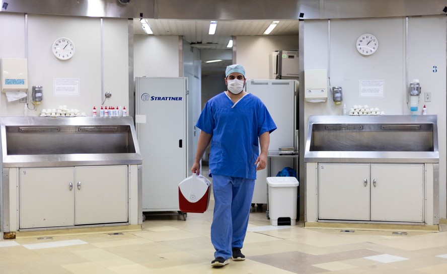 Coração saudável chega em geladeira para cirurgia de transplante