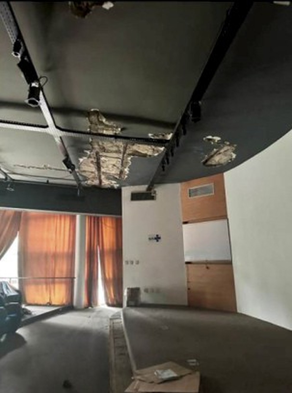 Vistoria no Hospital Federal da Lagoa: teto do auditório com infiltrações — Foto: Reprodução