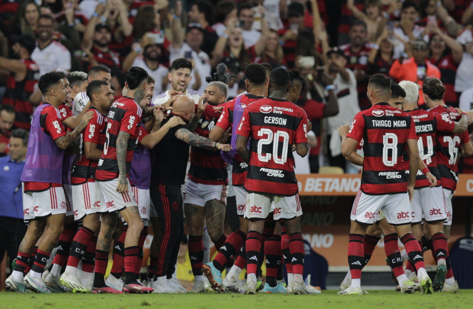 Numa tentativa de mostrar que o ambiente não está ruim no Flamengo, jogadores comemoram o gol em torno de Sampaoli — Foto: Alexandre Cassiano