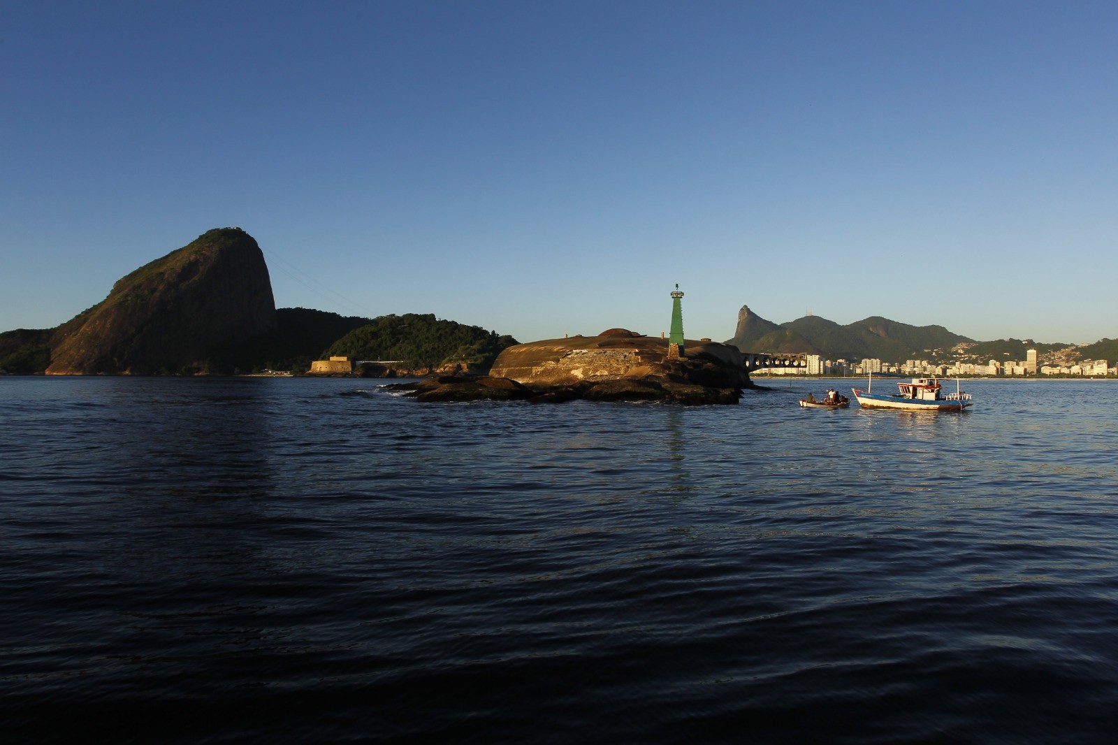 Família em moto aquática é assaltada na Baía de Guanabara; relatos apontam outros possíveis roubos na região - QTU Questões do Universo
