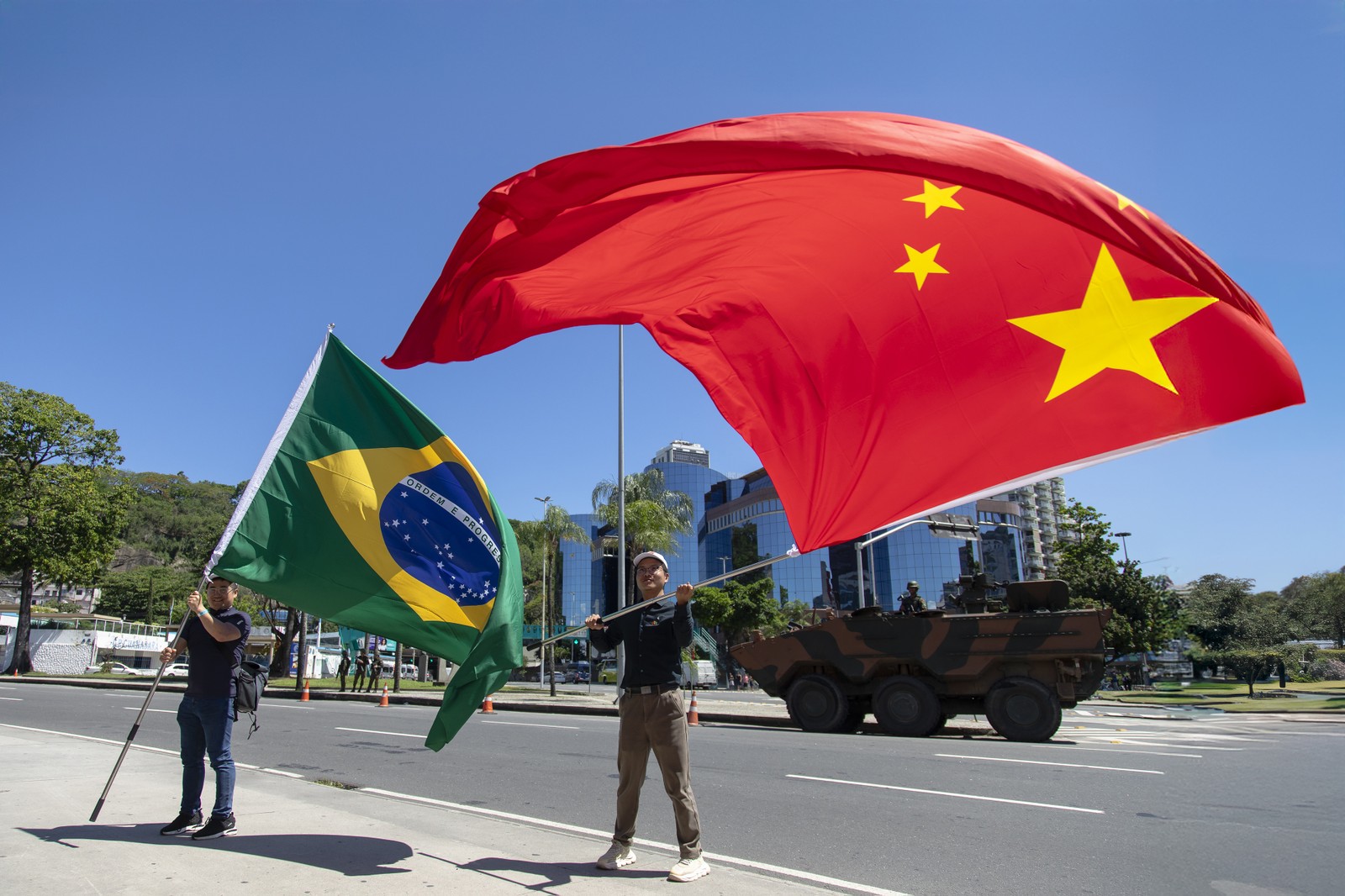 Na praia de Botafogo, grupo de chineses recebe o presidente Xi Jinping com bandeiras em sua visita a cidade por ocasiao do evento G20 — Foto: Leo Martins / Agencia O Globo