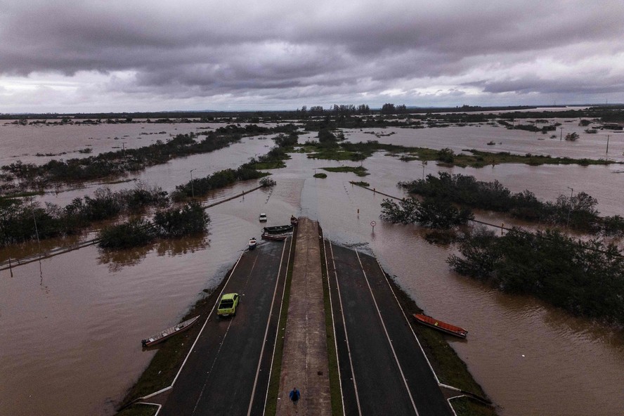 Estrada inundada em Canoas, no Rio Grande do Sul