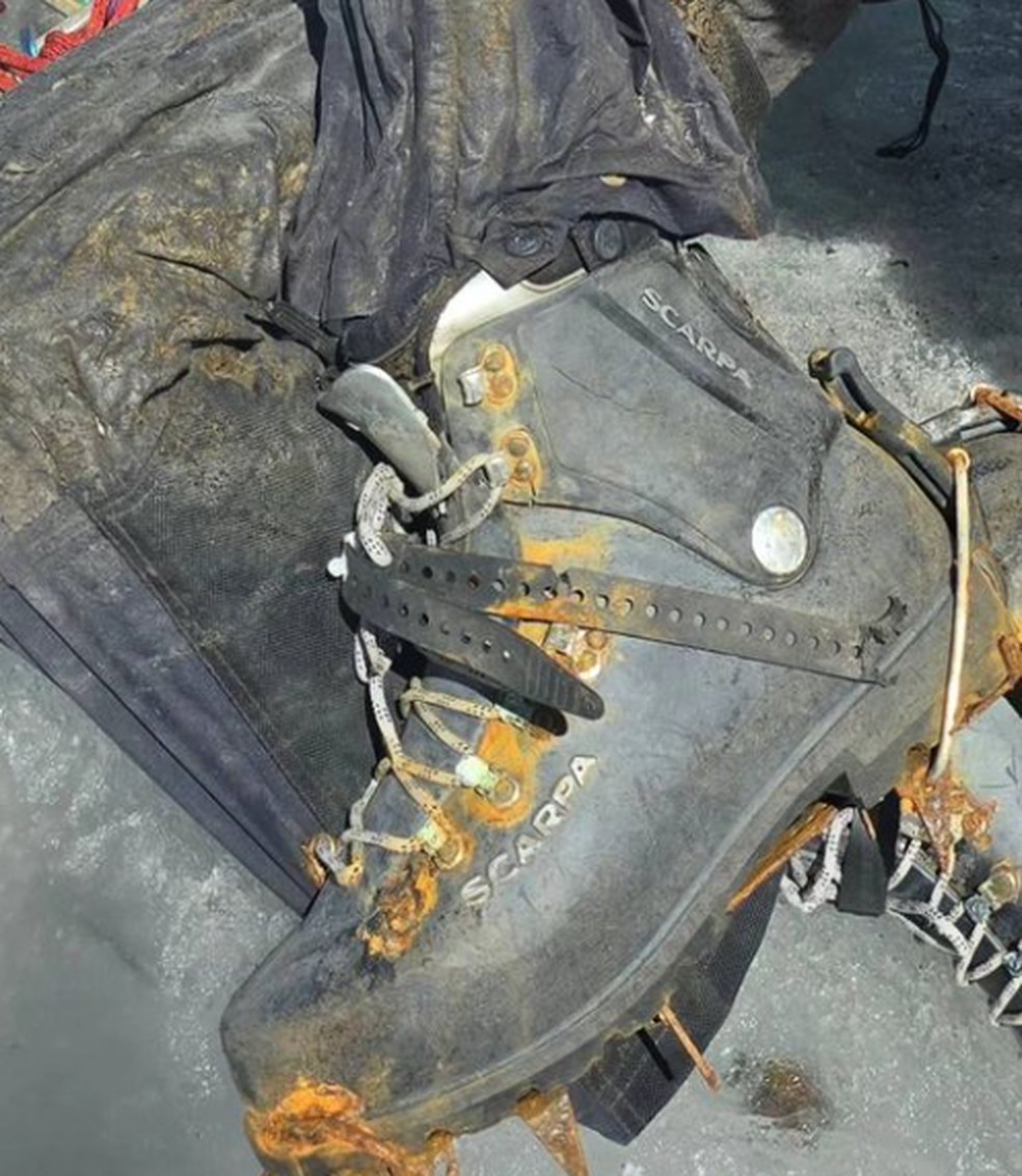 Bota de William Stampfl, encontrado mumificado em montanha após 22 anos — Foto: Reprodução/Facebook