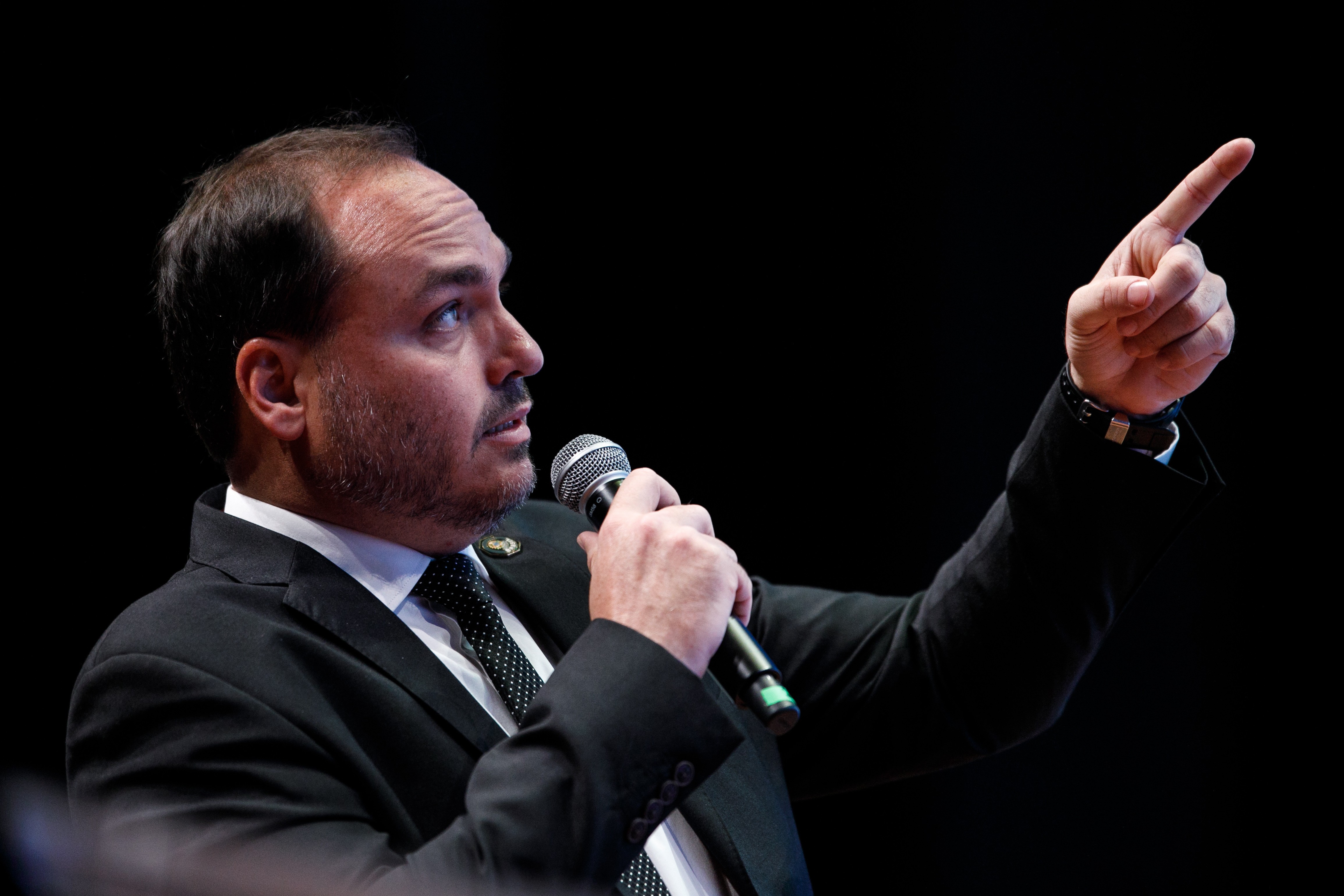 Carlos Bolsonaro fala em 'oportunistas' após critica de Nikolas Ferreira: 'Brasil merece mais'