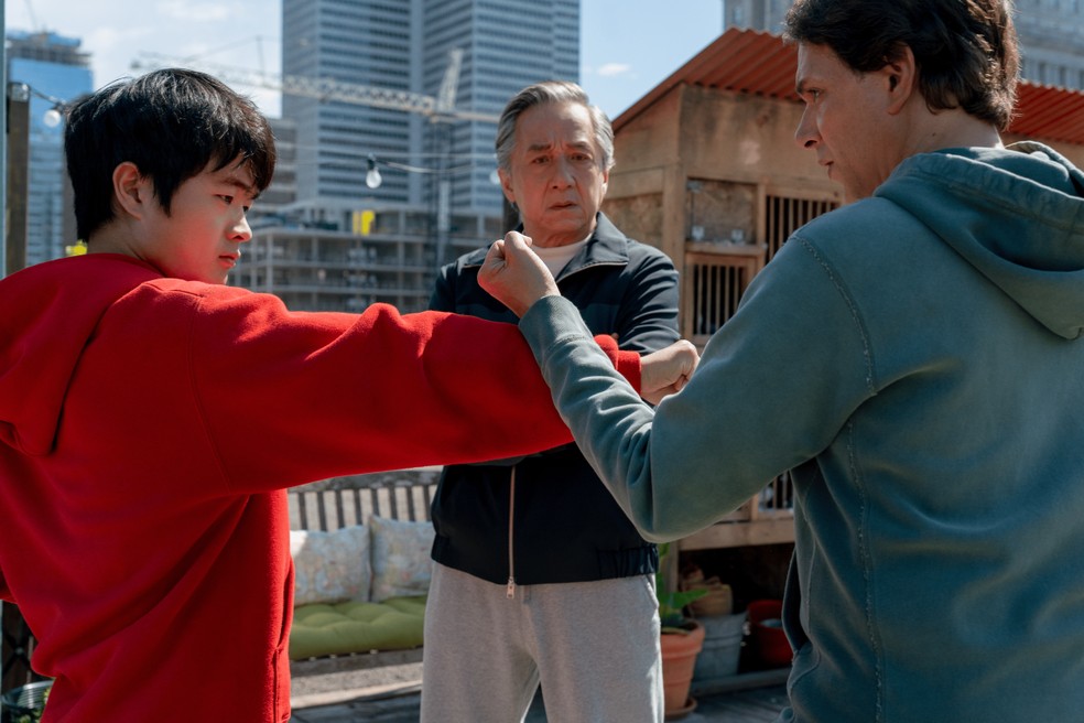 'Karatê Kid: lendas', com Mr. Han e Daniel LaRusso, repete fórmula que tornou franquia um clássico — Foto: Divulgação