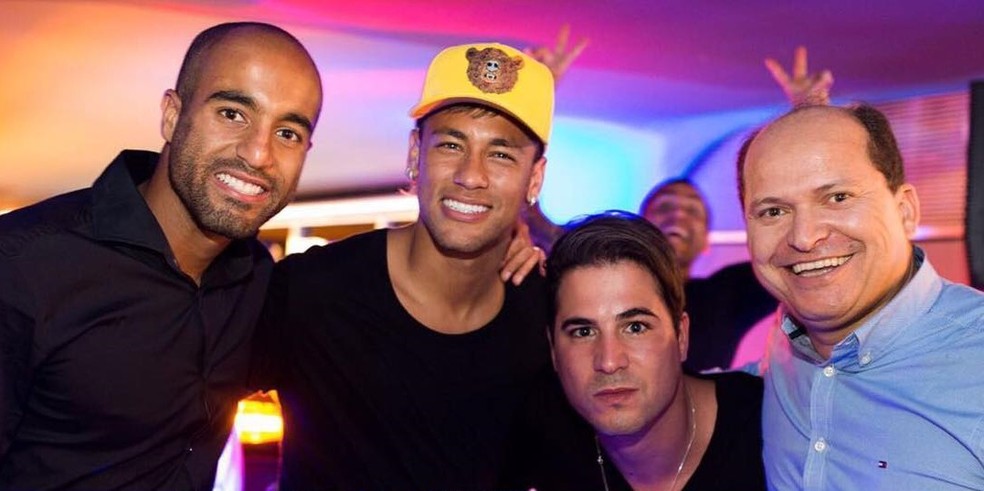 O pastor Rafael Corato (de azul), marido de Jane Reis, com os jogadores brasileiros Lucas Moura (à esquerda) e Neymar, em foto de 2017 — Foto: Reprodução/Redes sociais