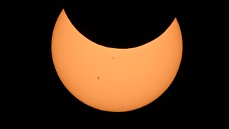 Durante eclipse solar, a Lua se posiciona entre o Sol e a Terra, formando uma sombra — Foto: Patrick T. Fallon / AFP