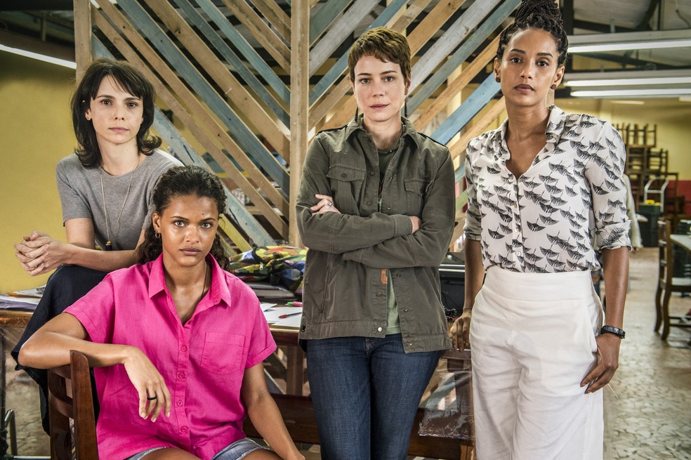 Natalie (Débora Falabella), Clara (Thainá Duarte), Luiza (Leandra Leal) e Verônica (Taís Araújo), na série Aruanas — Foto: TV Globo