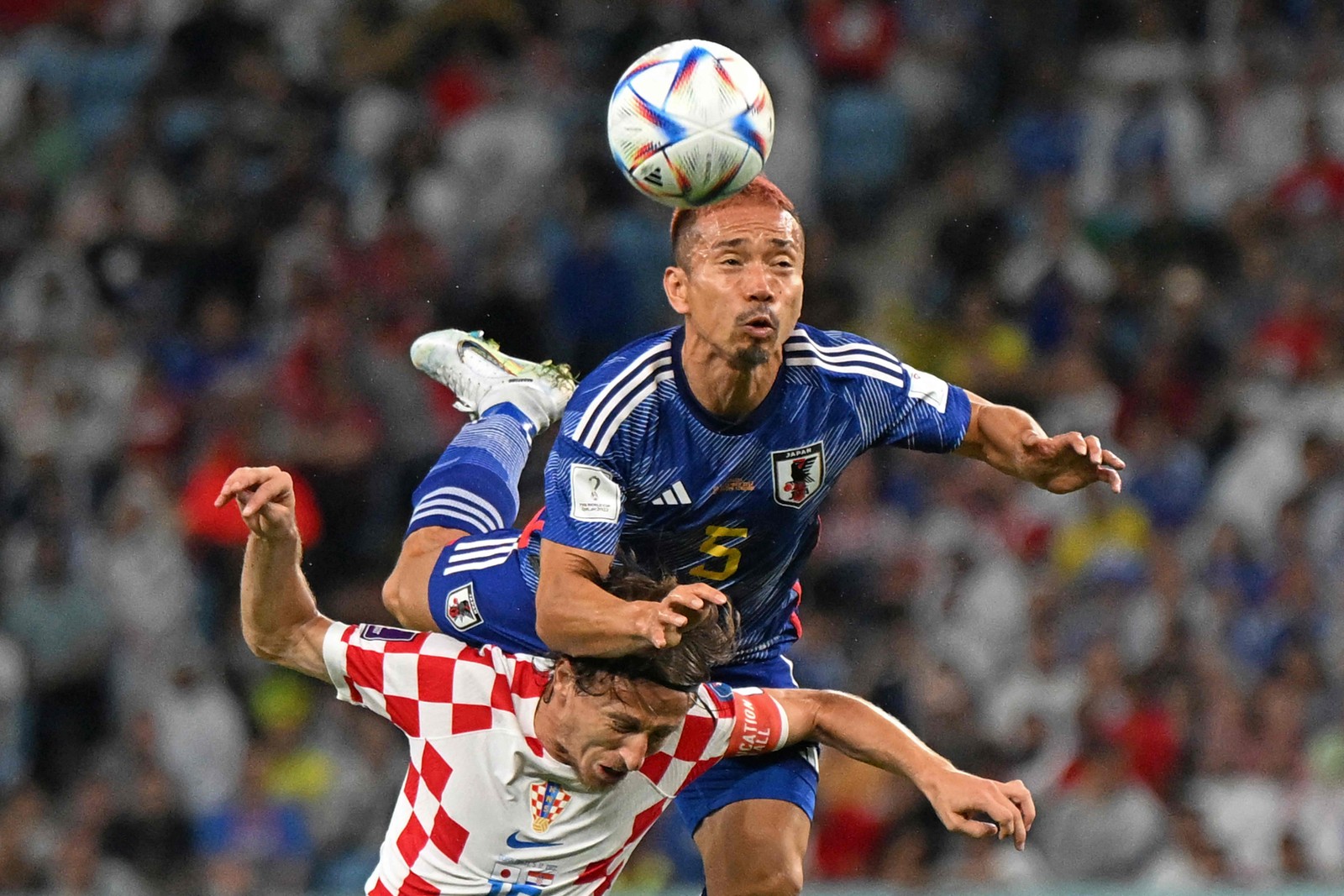 Zagueiro Yuto Nagatomo sobe sobre o meia Modric na disputa pela bola — Foto: OZAN KOSE/AFP